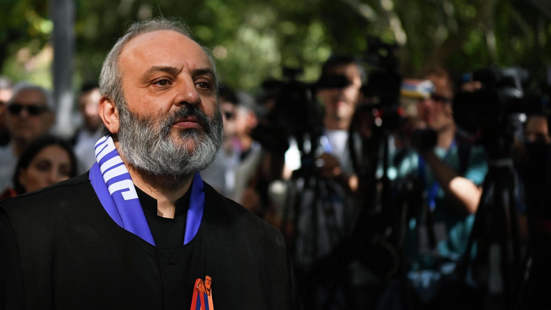 Суд в Ереване продлил арест архиепископу Галстаняну